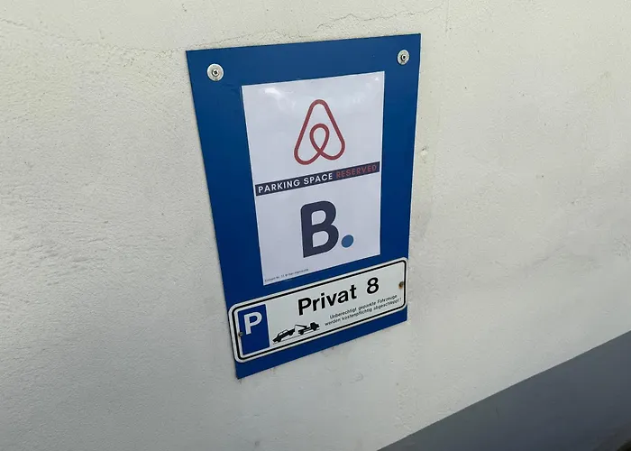 Spacious Penthouse With Ac And Free Parking Steps Away From The Station דירה *